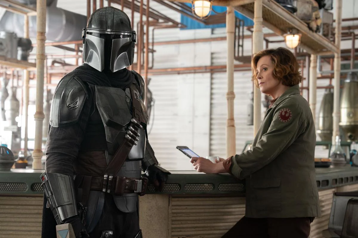 Review: 'The Mandalorian and Grogu' marca la transición de Star Wars a las películas para papás