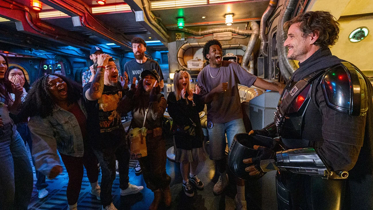 Disney enfrenta críticas por video viral de Pedro Pascal en Disneyland tras revelarse que participantes eran influencers
