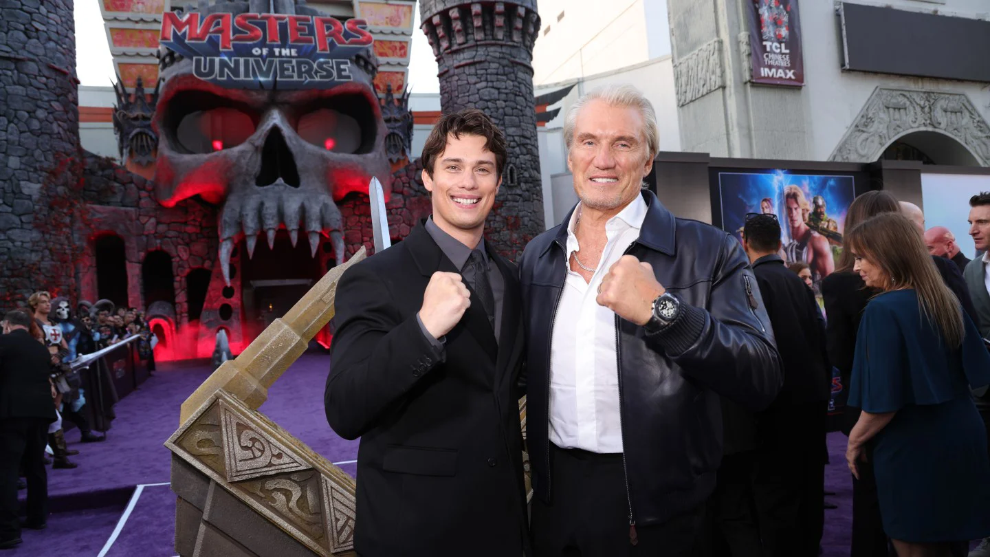 Nicholas Galitzine y Dolph Lundgren se reúnen en la premiere de 'Masters of the Universe'