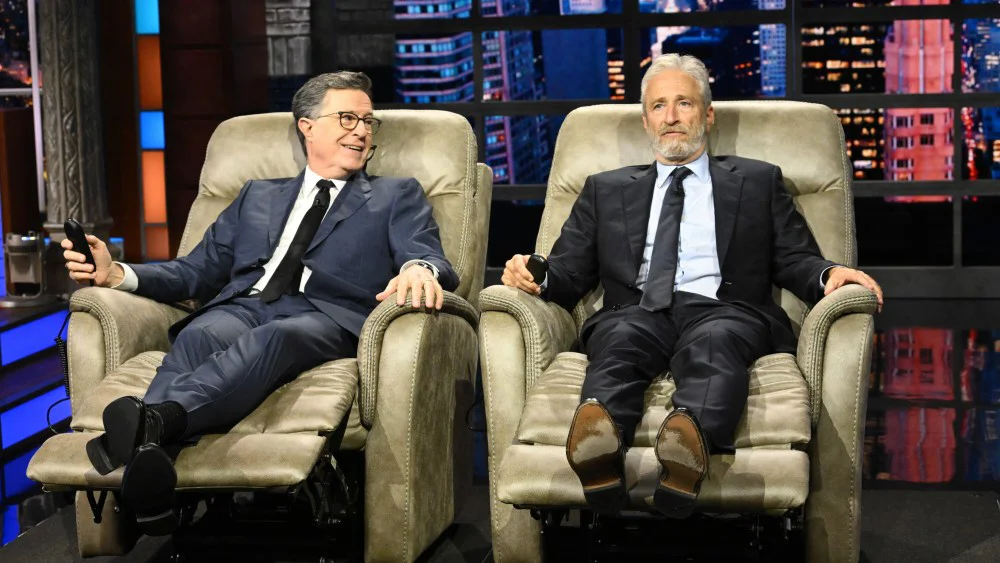 Jon Stewart entrega regalos y consejos a Stephen Colbert en su última semana de 'The Late Show'