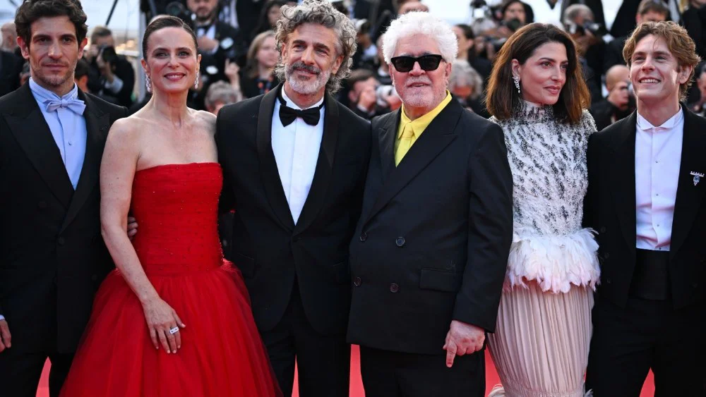 Pedro Almodóvar recibe ovación de 6.5 minutos en Cannes por 'Bitter Christmas'