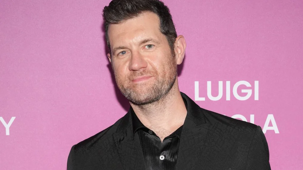 Billy Eichner lanza audiolibro 'Billy on Billy' para mostrar su voz real tras el fracaso de taquilla de 'Bros'