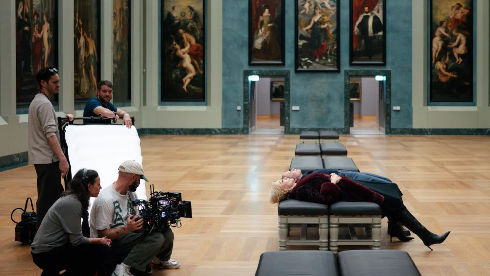 Producción de 'Hacks' logra grabar final en el Louvre tras robo que casi lo impide