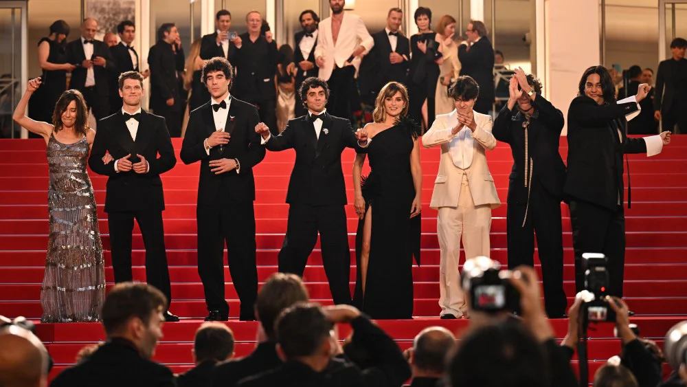 Los Javis debutan en Cannes con 'La Bola Negra' y desatan guerra de ofertas tras ovación de 16 minutos