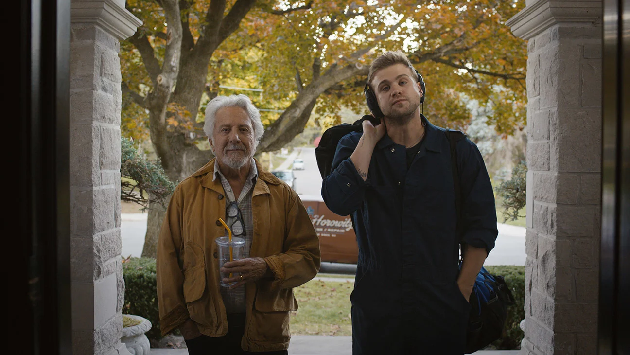 Reseñan 'Tuner', el debut en ficción del director Daniel Roher con Leo Woodall y Dustin Hoffman