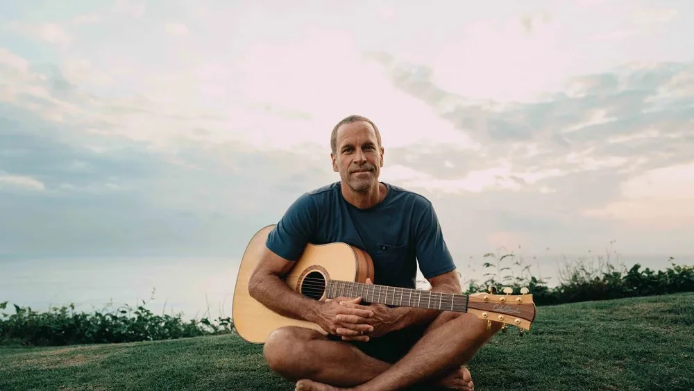 Jack Johnson relata cómo una lesión de surf redirigió su carrera hacia la música