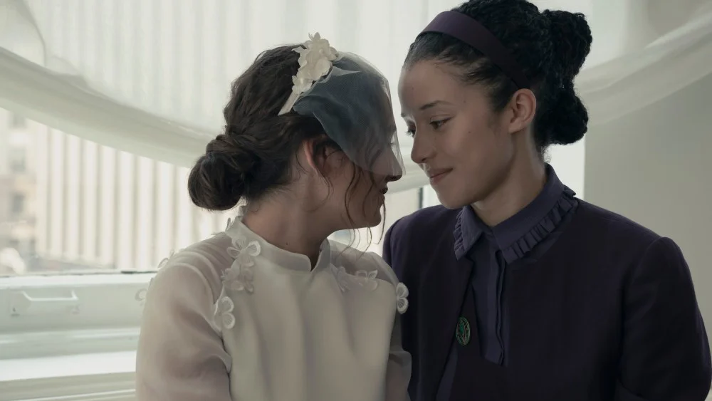Final de temporada de 'The Testaments' revela un beso clave entre Agnes y Becka
