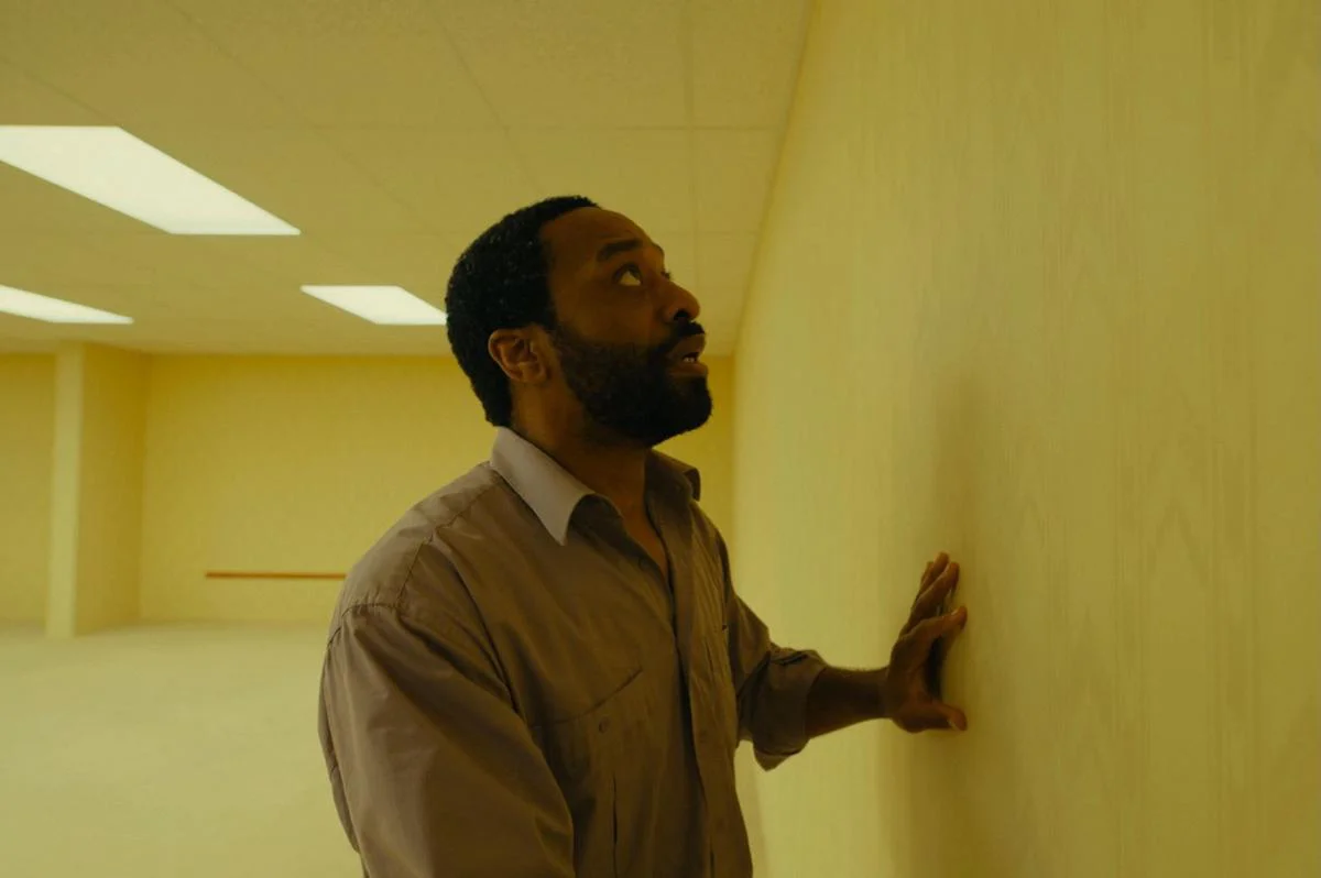 'Backrooms': Kane Parsons lleva al cine el terror de los espacios liminales con Chiwetel Ejiofor y Renate Reinsve