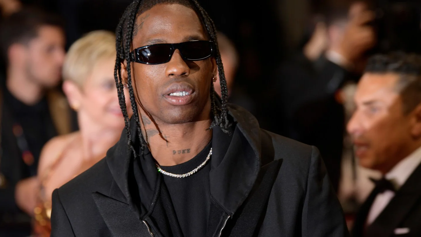 Vinculan al manager de Travis Scott con red de campañas de desprestigio anónimas en Hollywood