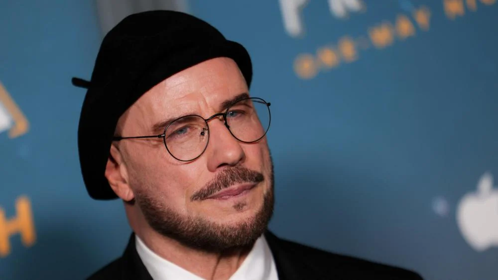 John Travolta adopta la boina como su distintivo look de director