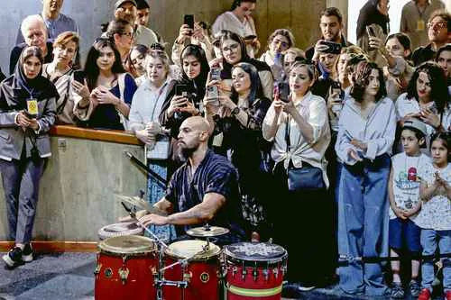 Artista iraní interpreta música tradicional sureña en Museo de Arte Contemporáneo de Teherán