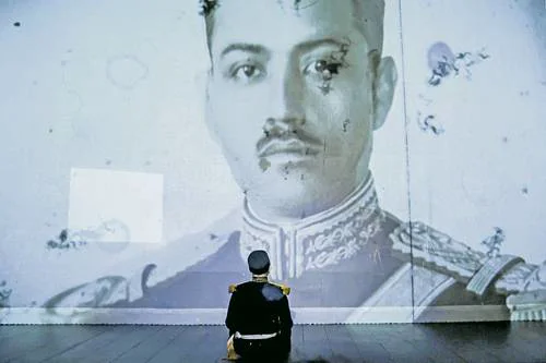 Presentan 'Amaro. Con el dedo en el gatillo', obra que cuestiona el poder militar en México