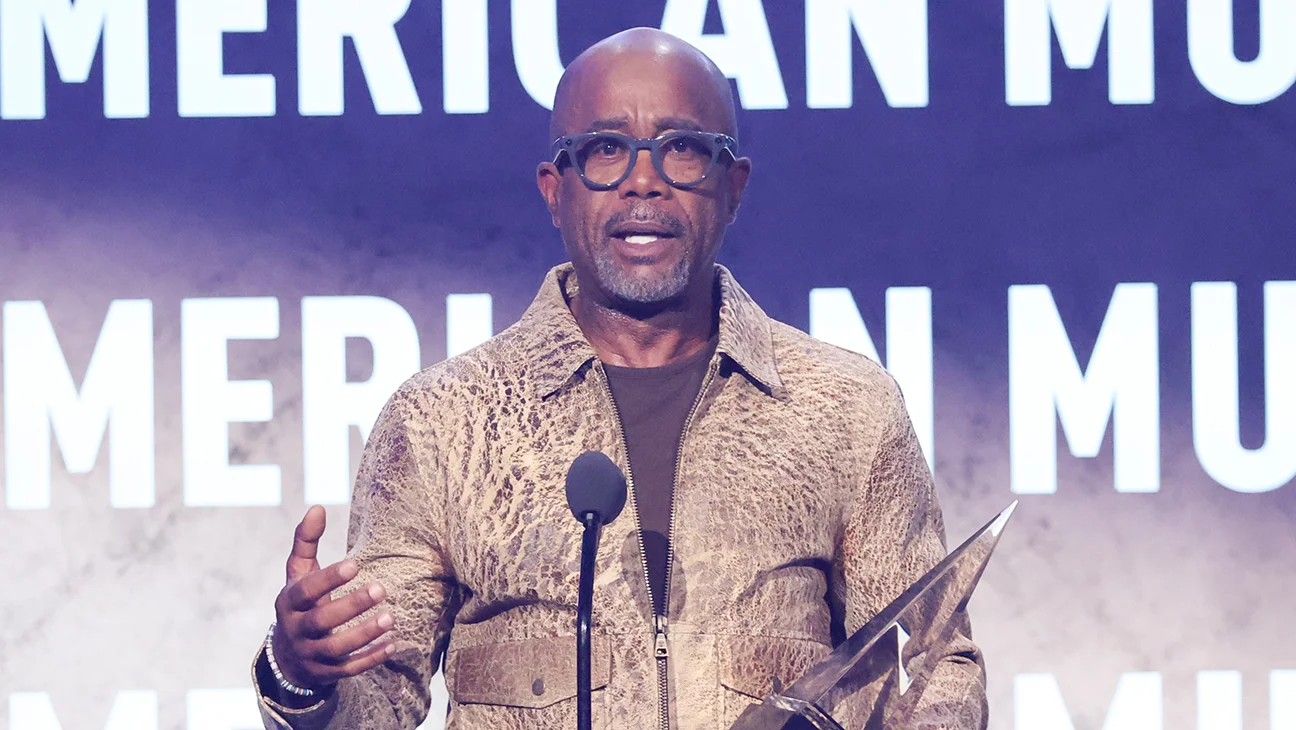 Darius Rucker recibe el Veterans Voice Award en los AMAs y pide apoyo diario a veteranos