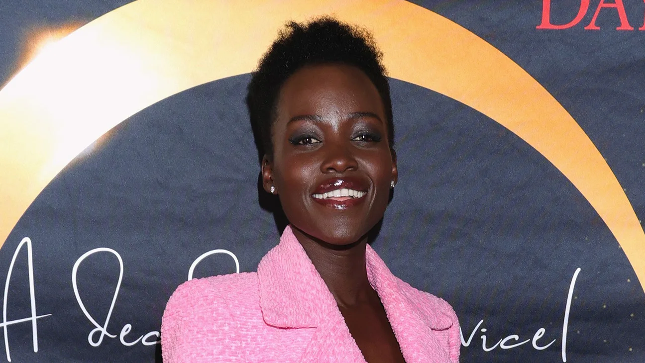 Elon Musk respalda críticas racistas al casting de Lupita Nyong'o y Elliot Page en 'The Odyssey'