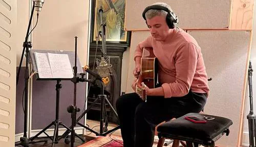 Cantante con párkinson usa IA para crear música ante deterioro de sus habilidades