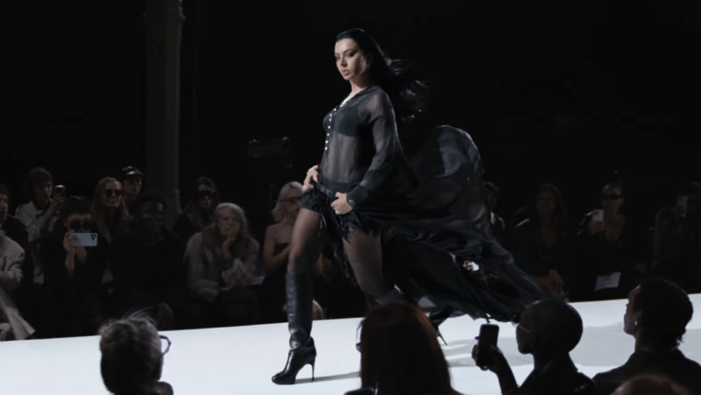 Charli xcx estrena video 'SS26' con temática de pasarela de alta costura