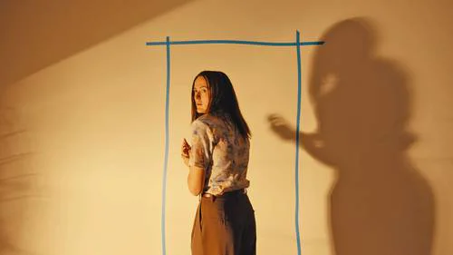 Estrenan 'Backrooms: sin salida', película basada en fenómeno de internet