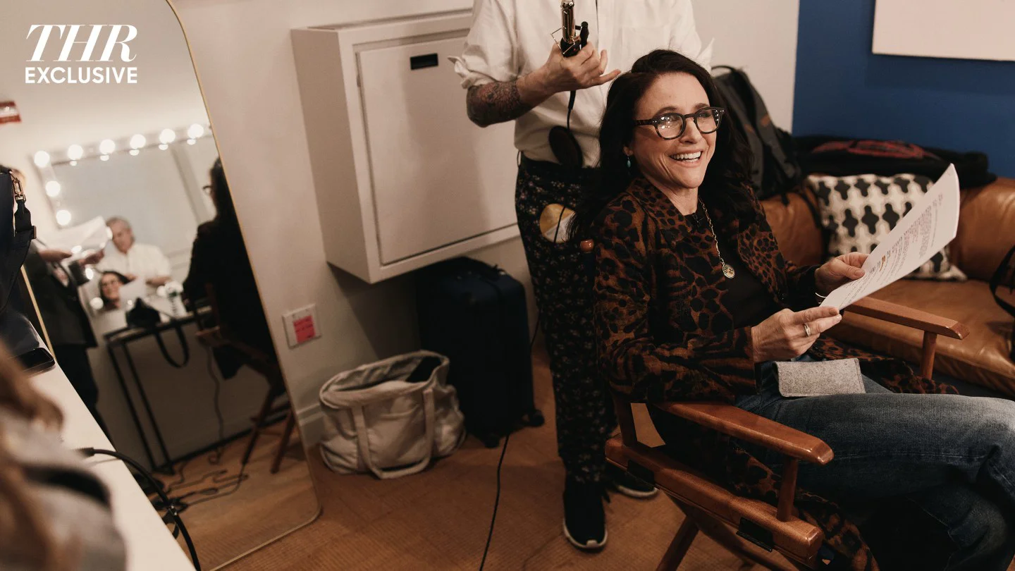 Julia Louis-Dreyfus se despide de Stephen Colbert con un beso incómodo y alabanzas tras cancelación del show