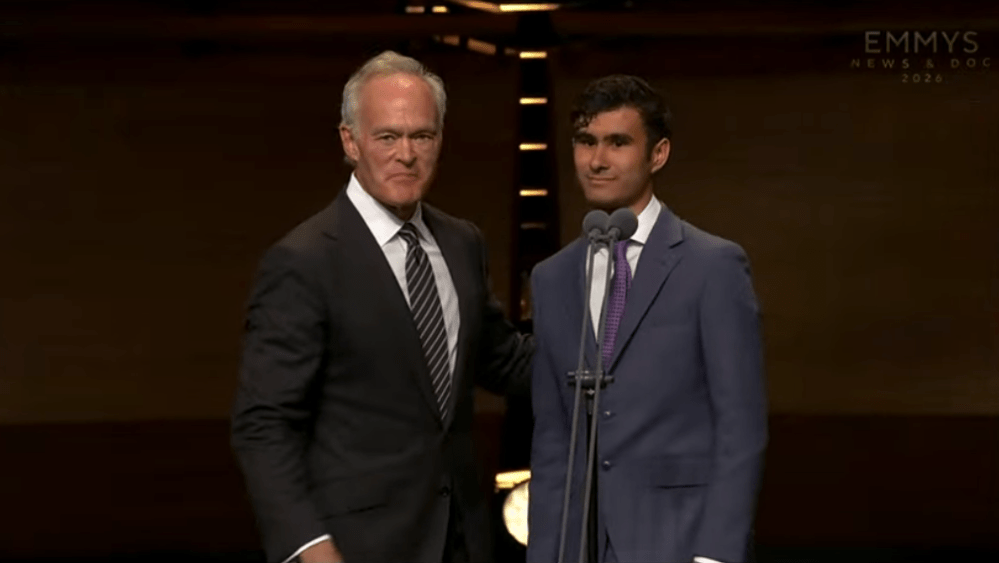 Estudiante critica a CBS News al recibir beca Mike Wallace en los News Emmys