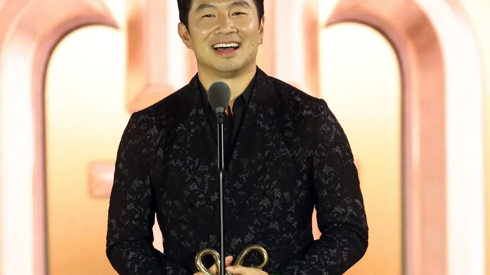 Simu Liu recibe el premio Gold Mogul en la Gold House Gold Gala