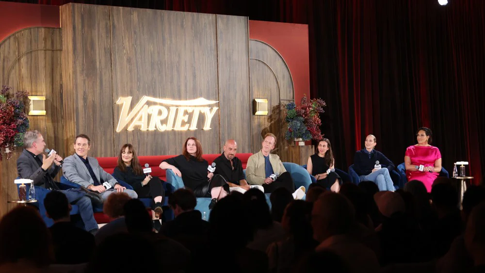 Showrunners debaten desafíos de adaptar libros y películas a series de comedia