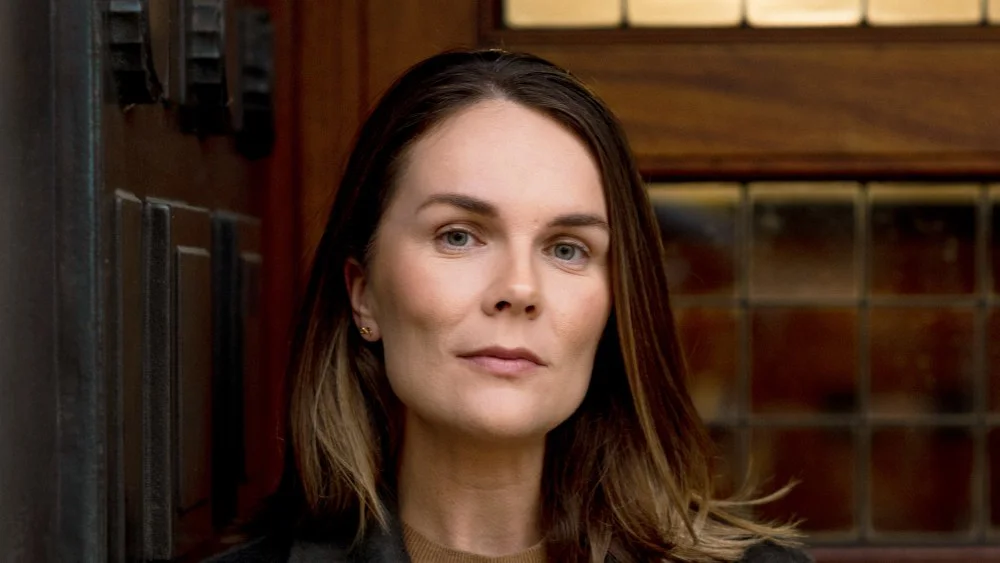 Caro Claire Burke habla del éxito de 'Yesteryear' y su adaptación con Anne Hathaway