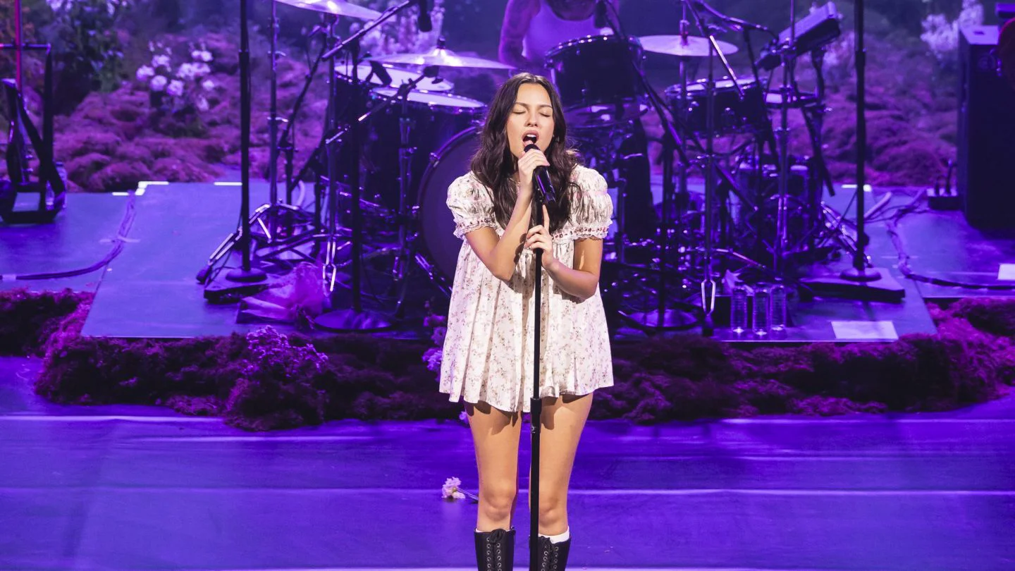 Olivia Rodrigo critica que polémica por sus vestidos normaliza la pedofilia
