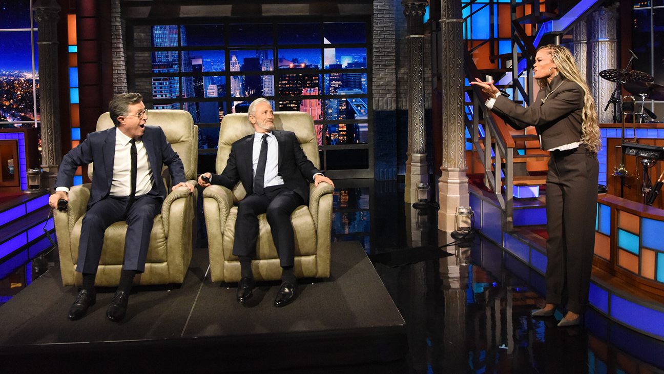 Jon Stewart sorprende a Stephen Colbert con sillones reclinables en su última aparición en The Late Show