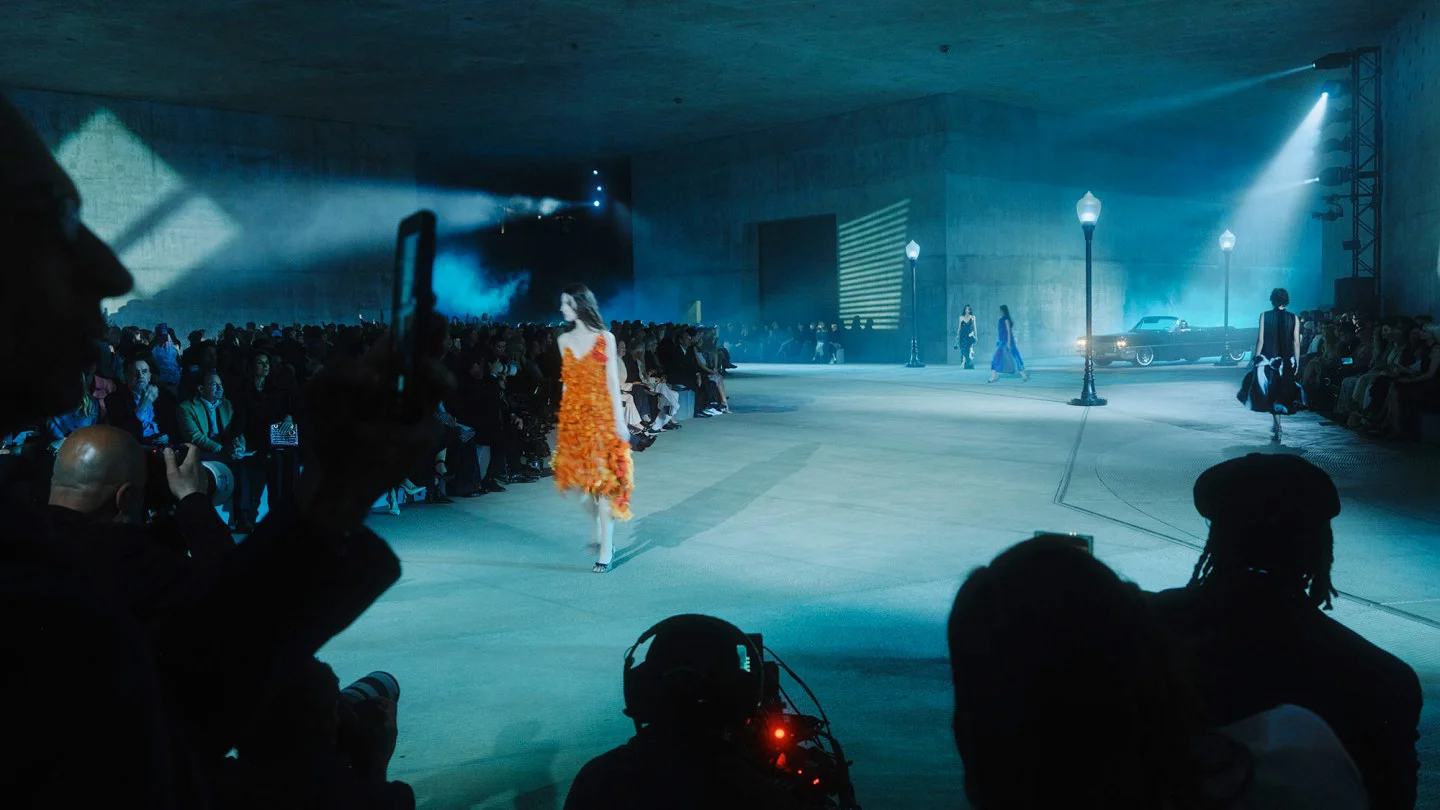 Dior presenta su colección Crucero 2027 en LACMA con inspiración de Hollywood noir