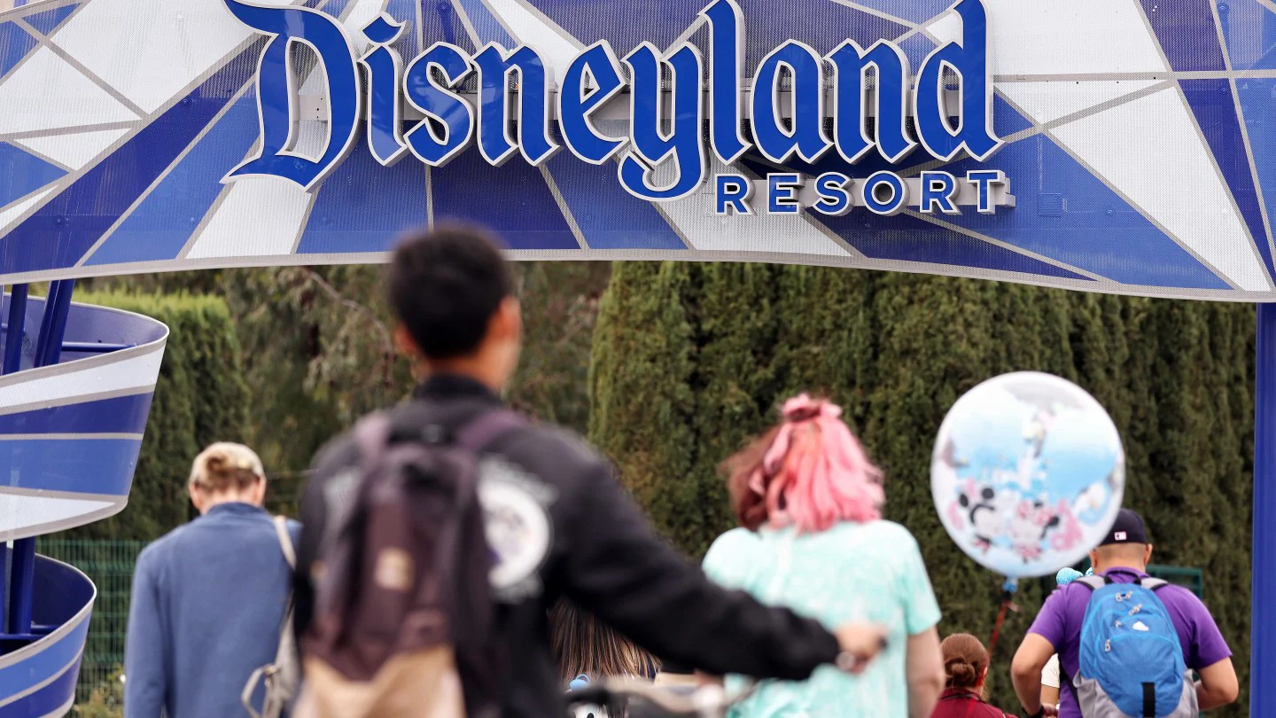 Demandan a Disney por usar reconocimiento facial en Disneyland sin consentimiento adecuado