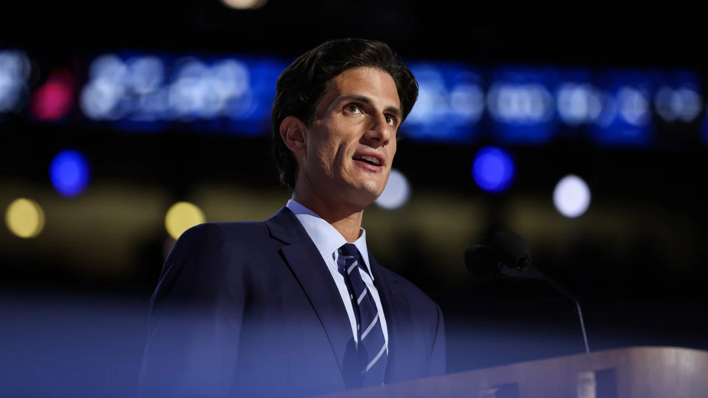 Campaña de Jack Schlossberg en NY-12 marcada por despidos y reportes de comportamiento errático