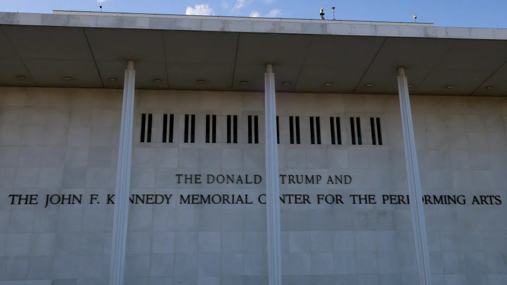 Juez federal ordena retirar el nombre de Trump del Kennedy Center y detiene su cierre
