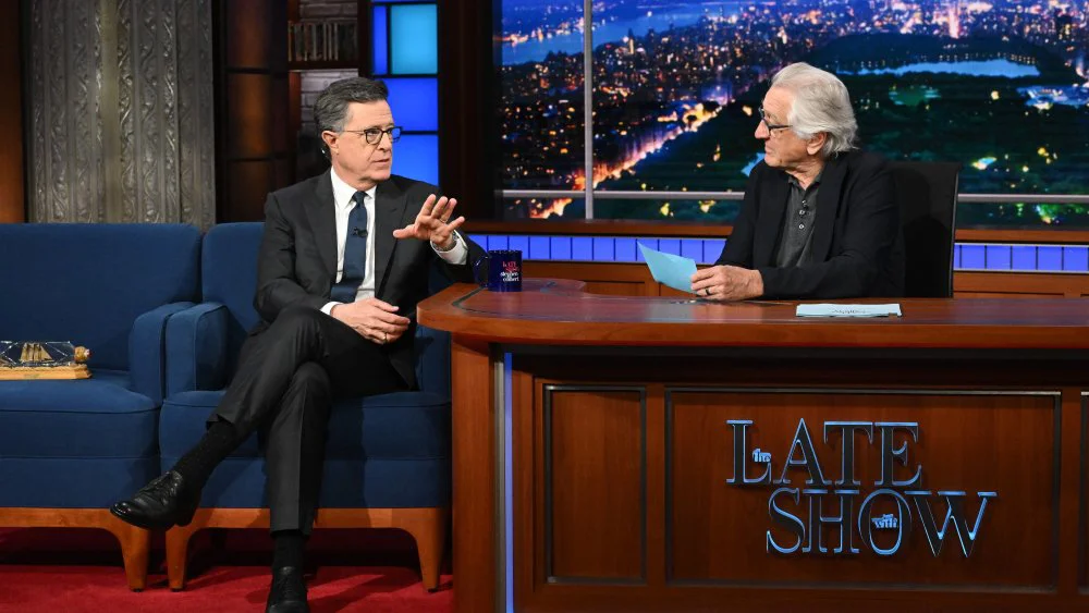 Robert De Niro bromea sobre archivos de Epstein y Trump en despedida de Stephen Colbert