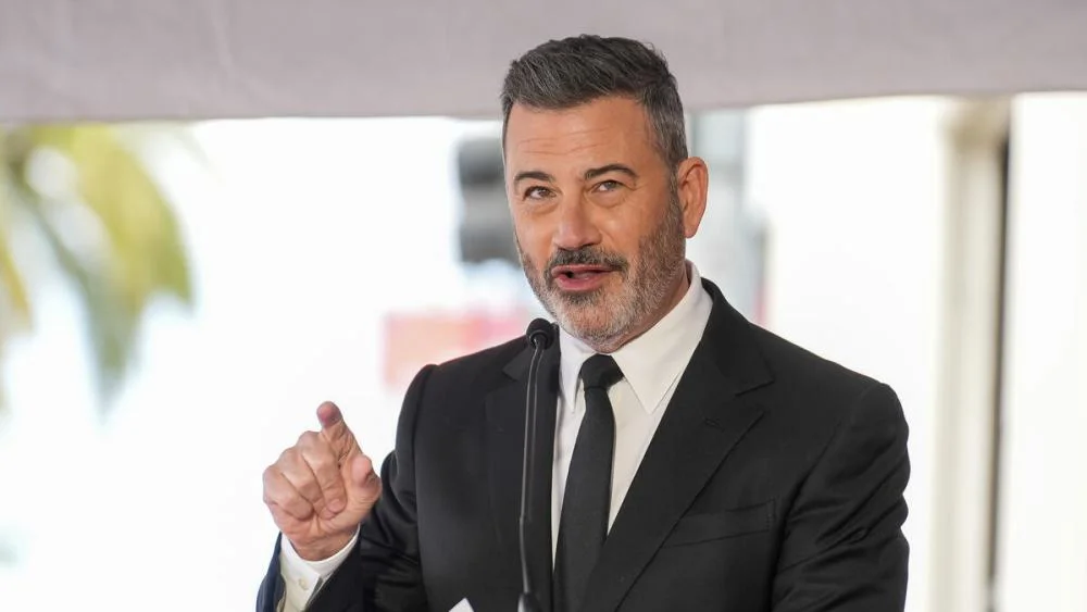 Jimmy Kimmel honra con emoción a Adam Carolla en su ceremonia del Paseo de la Fama