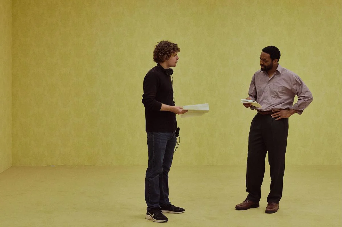 Mark Duplass desmiente teorías de dirección fantasma en 'Backrooms' y defiende a Kane Parsons