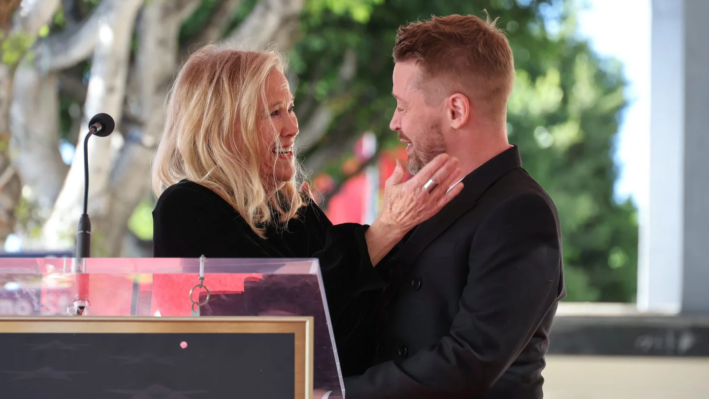 Macaulay Culkin lamenta la muerte de Catherine O'Hara y habla de 'negocios pendientes'