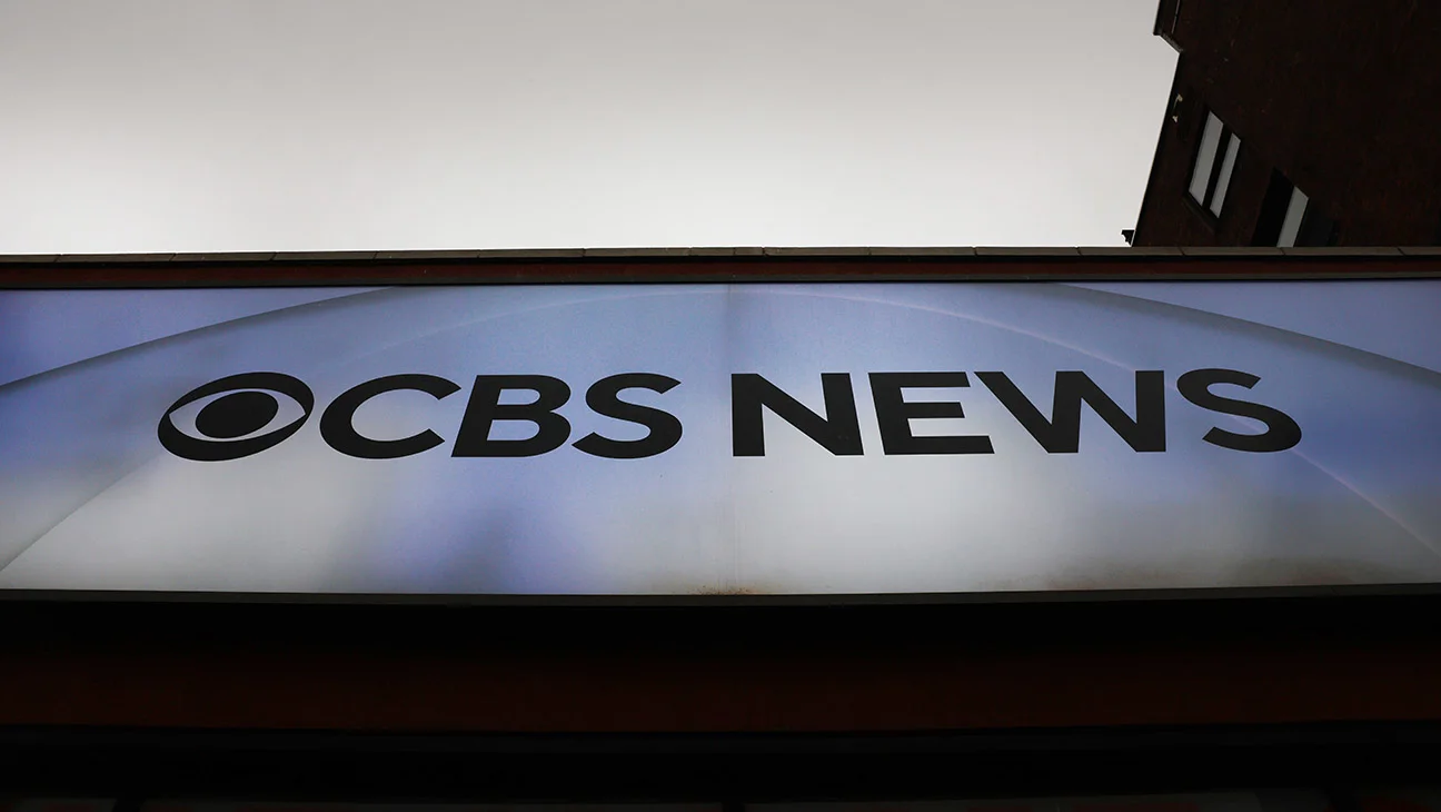 Estudiante critica a CBS News en los Emmy y Scott Pelley respalda sus palabras