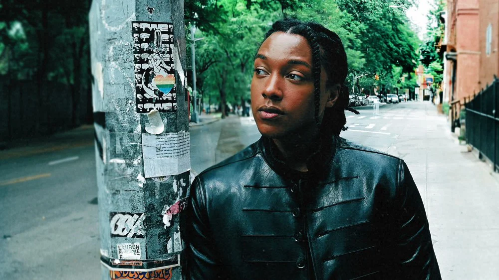 Josh Johnson reflexiona sobre su rutina semanal, especial en HBO y papel en 'The Daily Show'