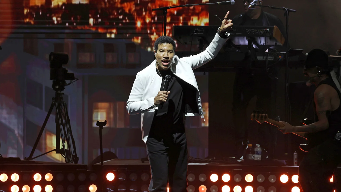 Lionel Richie pospone dos conciertos tras enfermarse en escenario de St. Paul