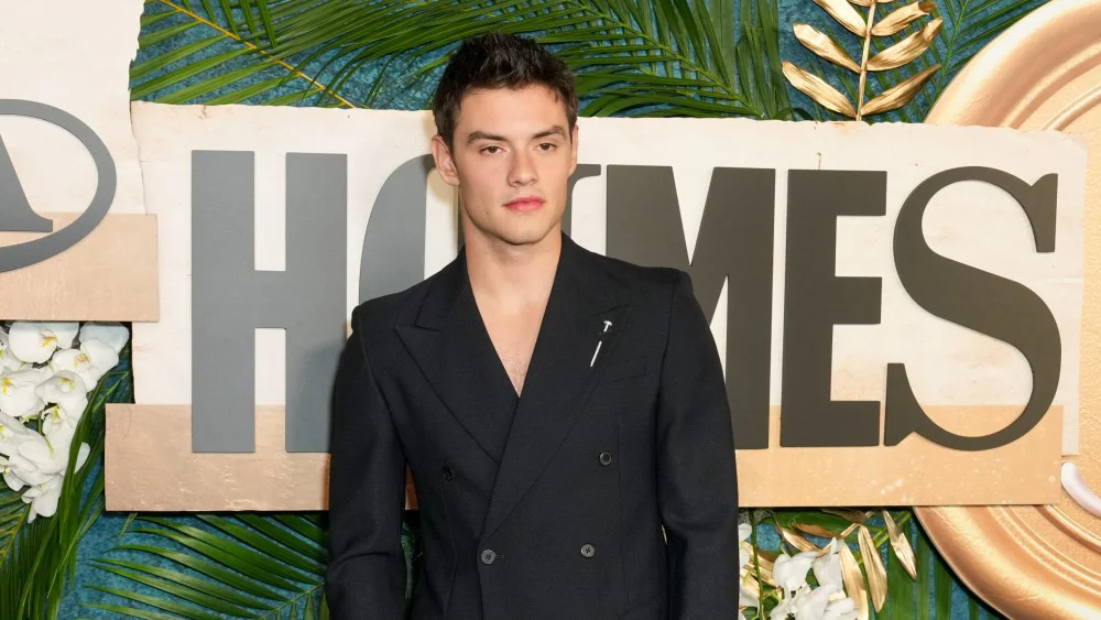 Louis Partridge dice que es 'maravilloso' ser considerado para el papel de James Bond