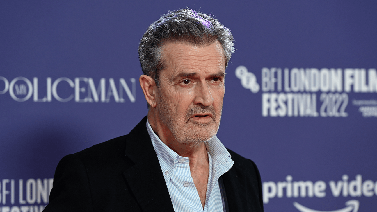Rupert Everett revela estar 'casi lisiado' por entrenamientos mal realizados y uso de trajes corporales