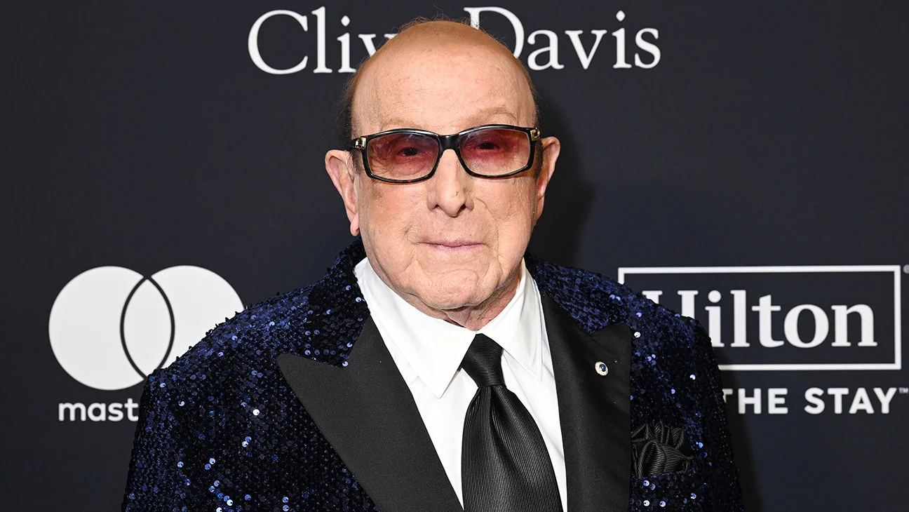Grandes estrellas participarán en el funeral privado de Clive Davis en Nueva York