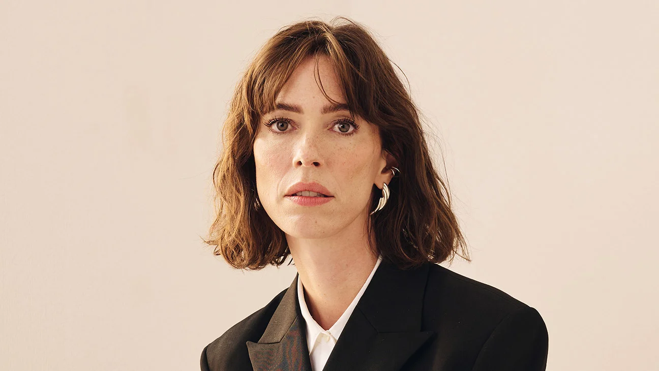 Rebecca Hall habla sobre 'The Listeners', su papel en 'Onslaught' y su aparición en 'The Studio'