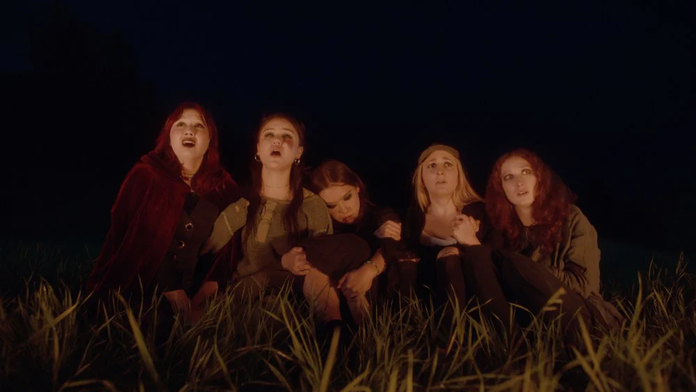 Estrena 'Camp', el nuevo filme de Avalon Fast sobre brujería y trauma en bosques remotos