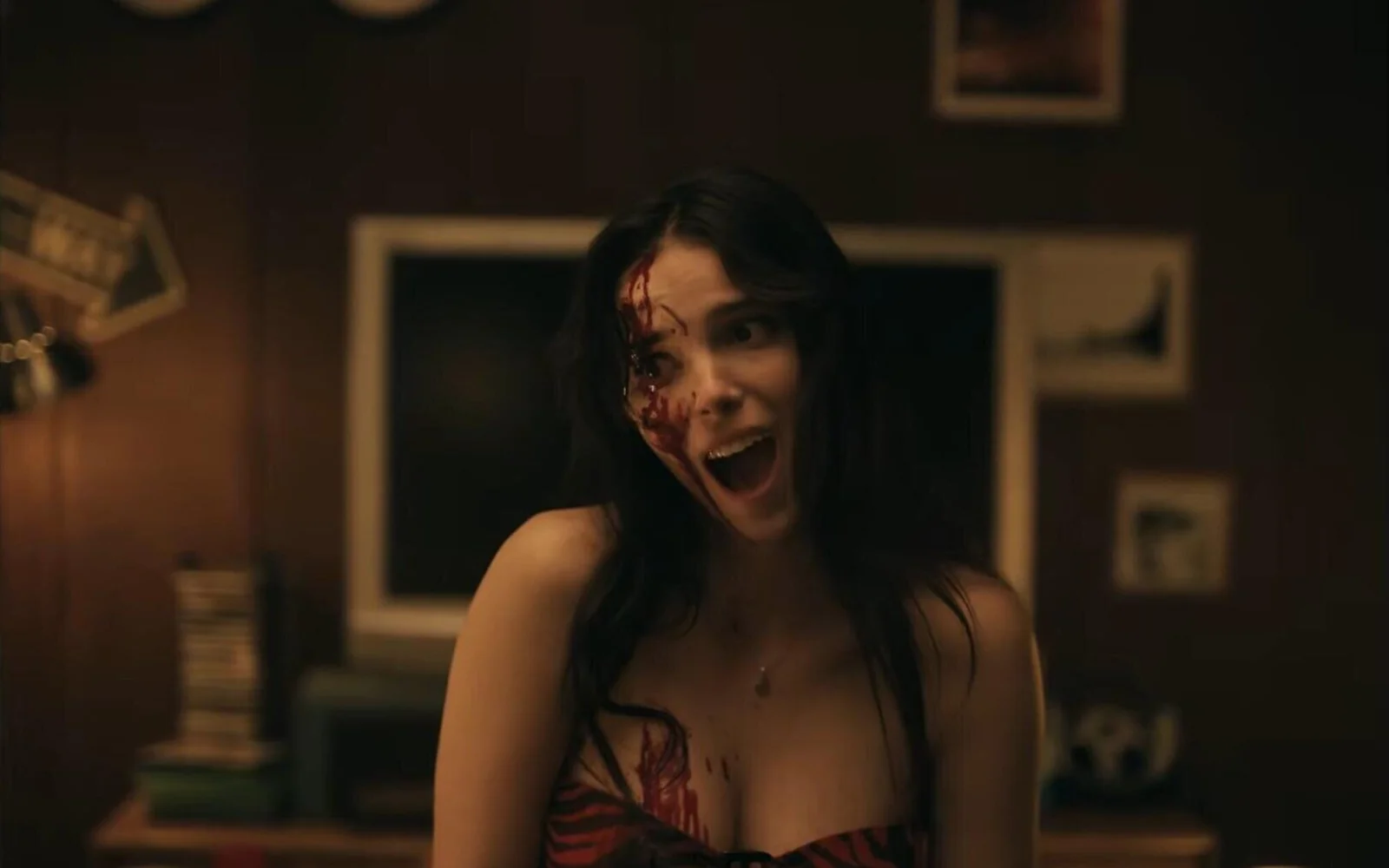 Crítica: 'Obsesión' de Blumhouse deconstruye al 'chico amable' con actuaciones destacadas