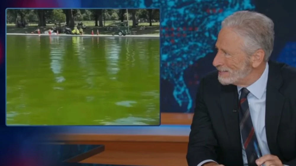 Jon Stewart critica infestación de algas y contratos políticos en renovación del Lincoln Memorial