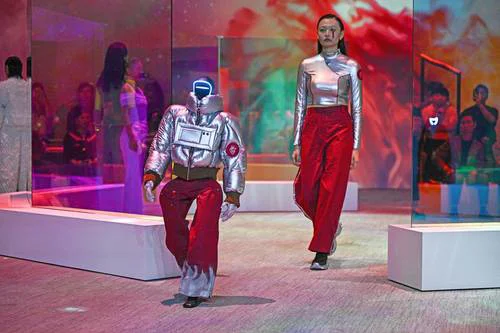 Desfile de moda en Seúl presenta parejas de humanos y robots humanoides