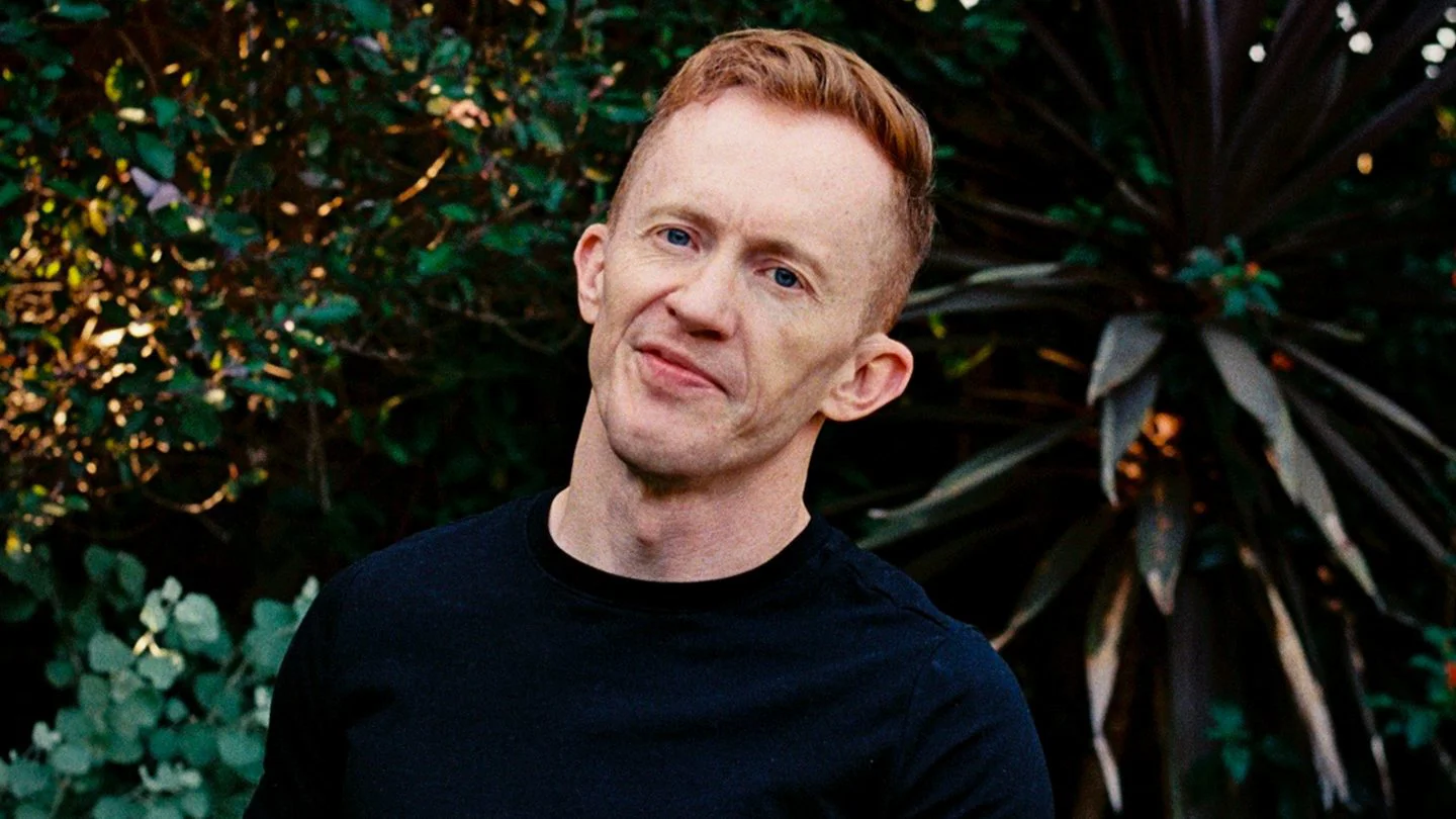 Bridger Winegar alcanza 300 episodios de su podcast 'I Said No Gifts' con Ellie Kemper