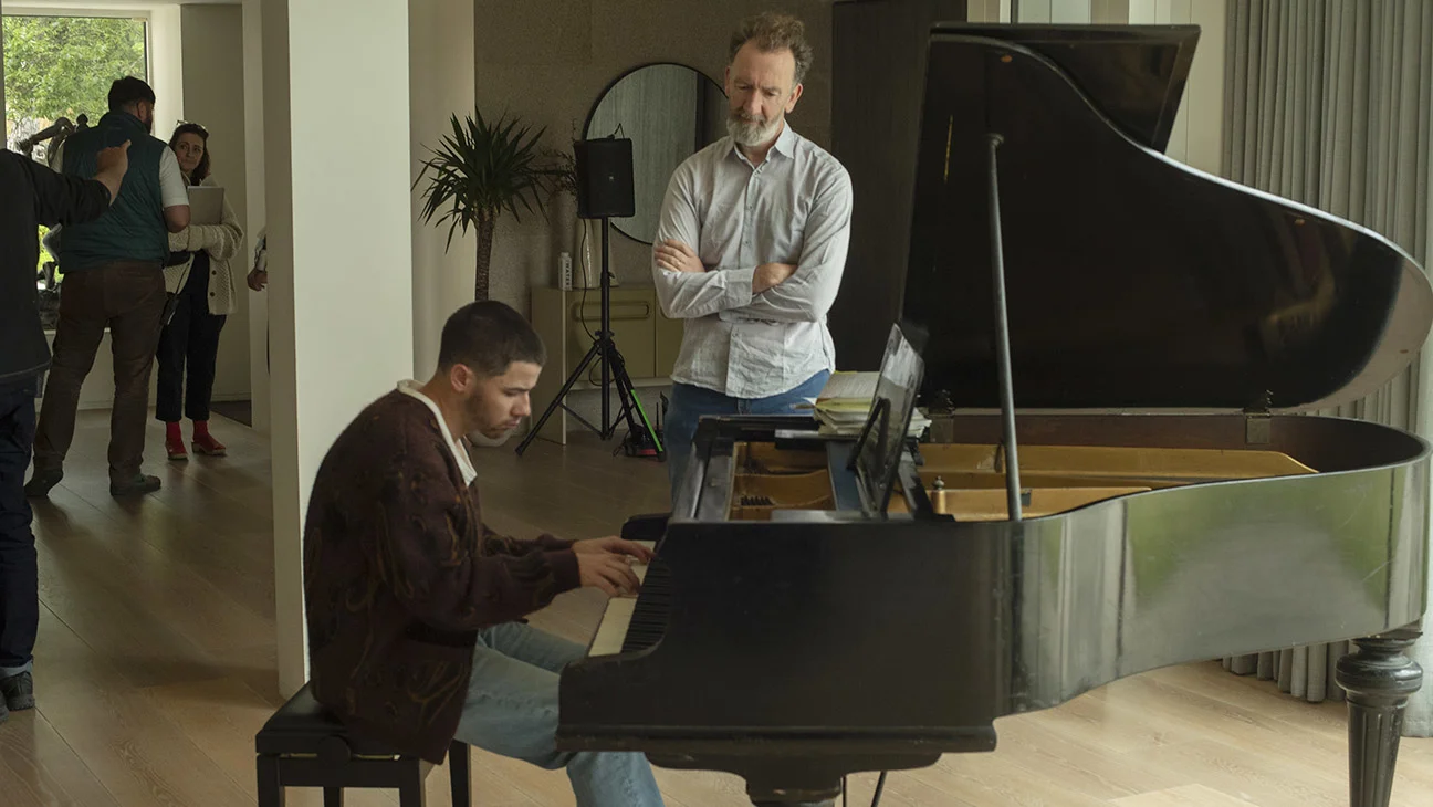 John Carney elogia a Nick Jonas por no imponerse en la banda sonora de 'Power Ballad'