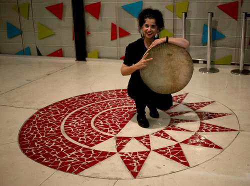 Percusionista iraní Sara Ahmadi promueve la paz con el grupo Kaliveh en México